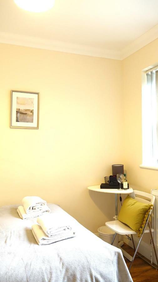 Heathrow Ensuite Rooms Stanwell Esterno foto