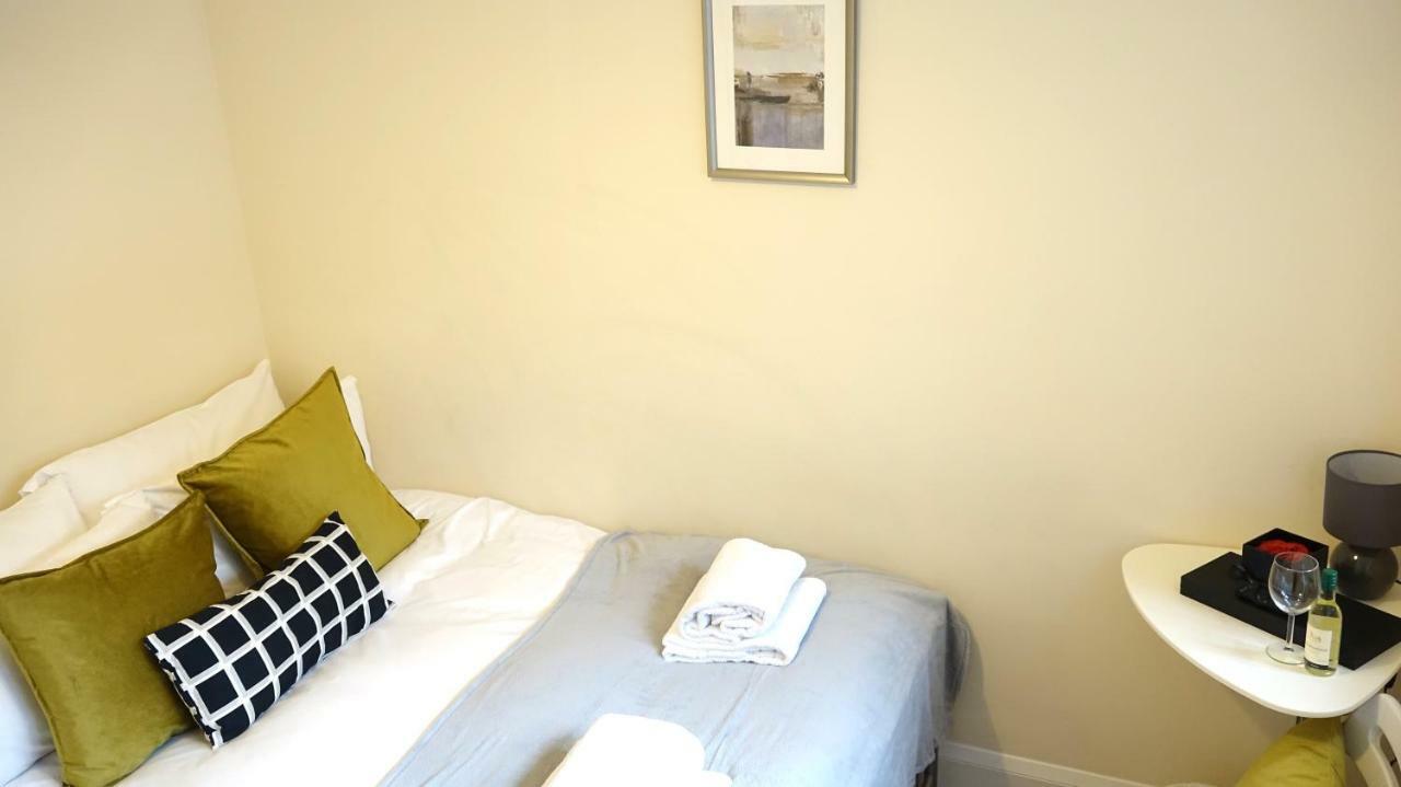 Heathrow Ensuite Rooms Stanwell Esterno foto