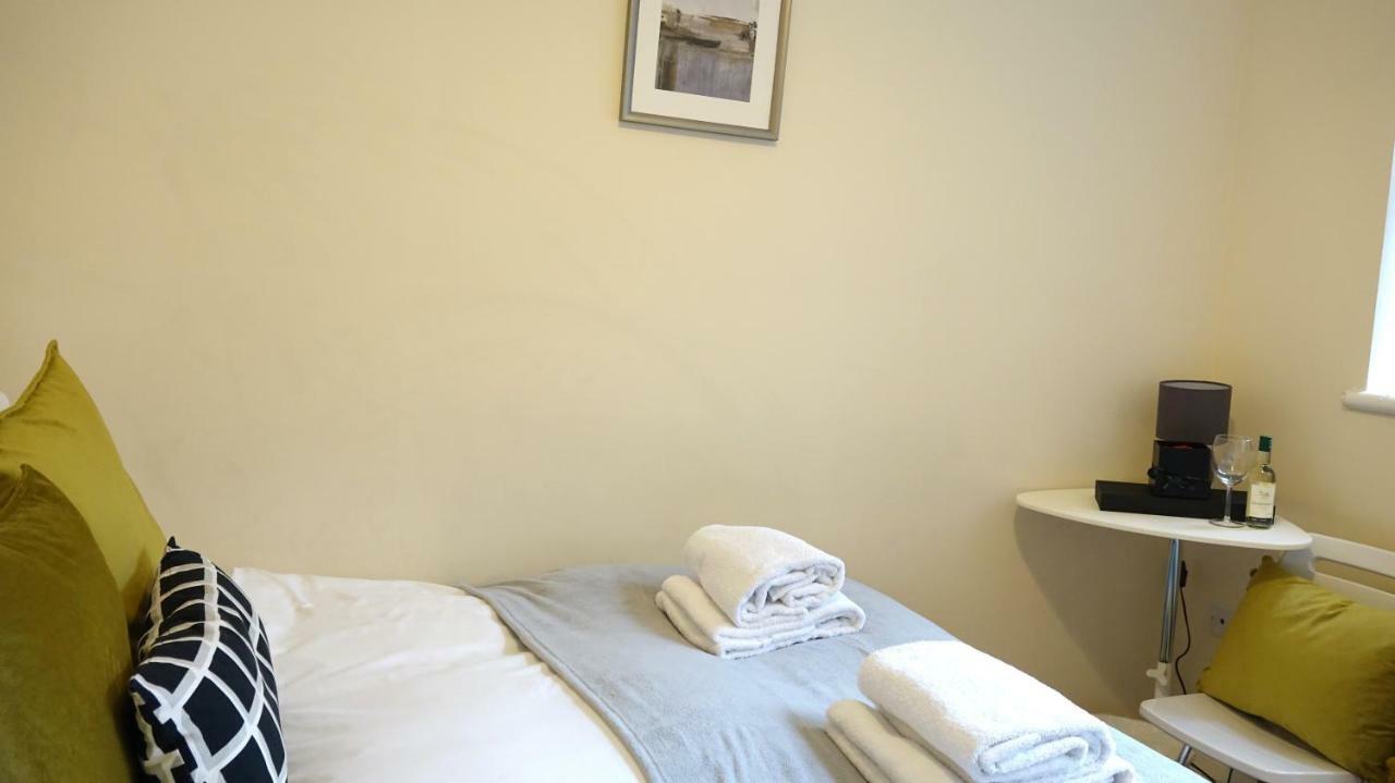 Heathrow Ensuite Rooms Stanwell Esterno foto