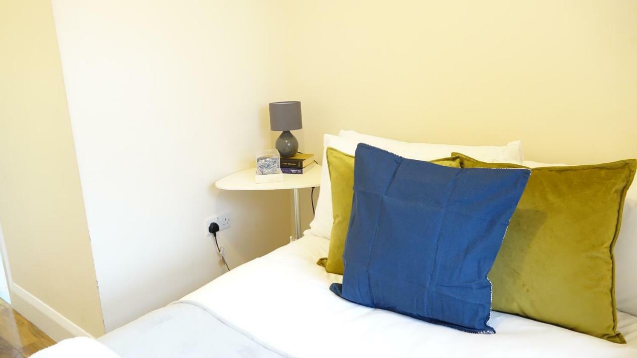 Heathrow Ensuite Rooms Stanwell Esterno foto