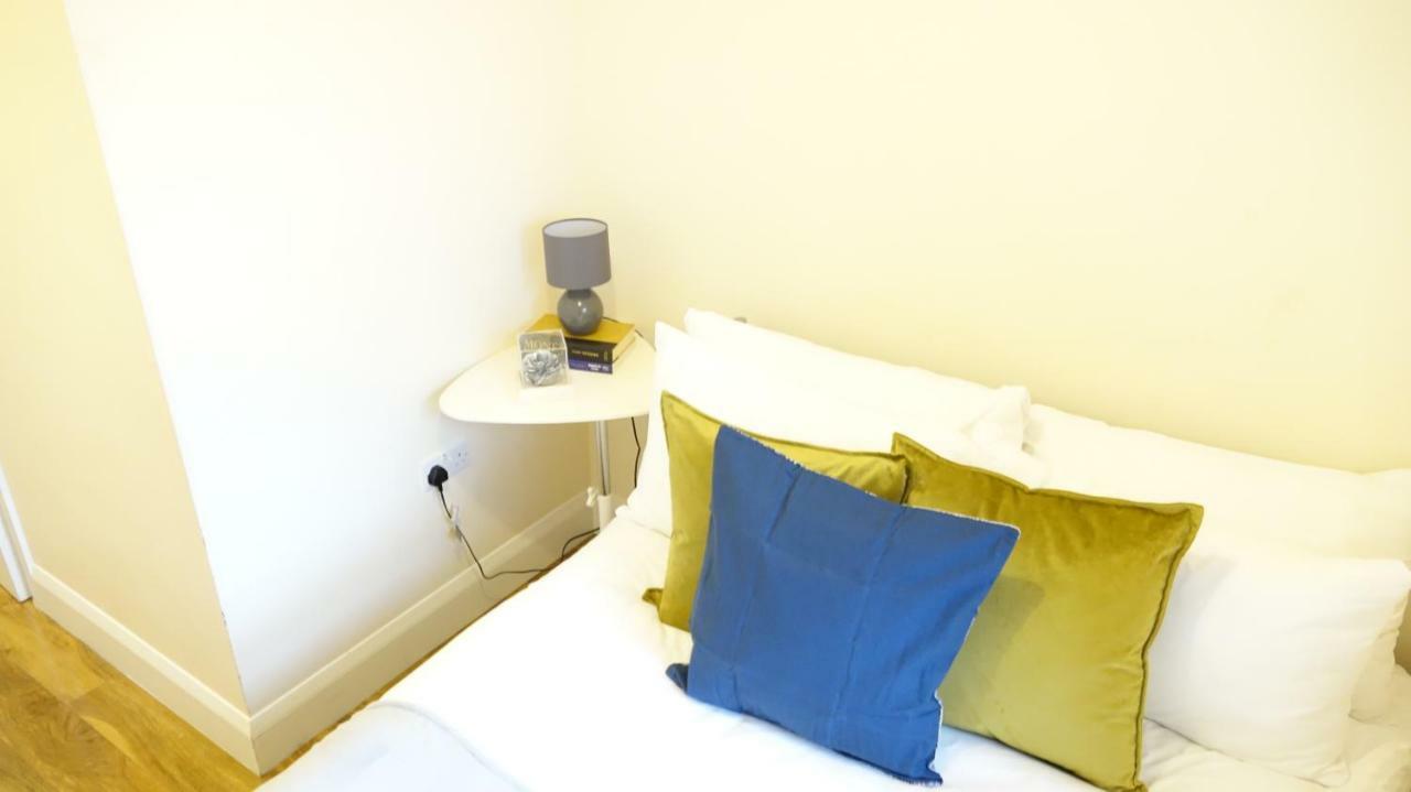 Heathrow Ensuite Rooms Stanwell Esterno foto