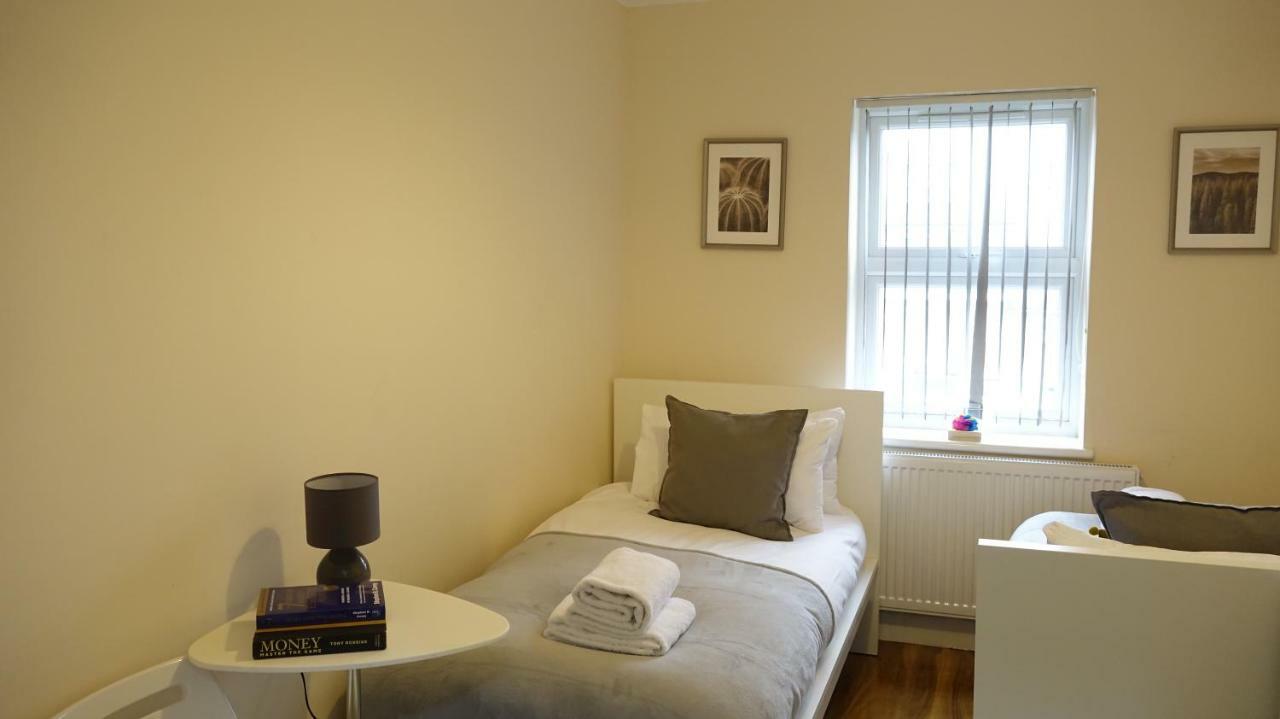 Heathrow Ensuite Rooms Stanwell Esterno foto